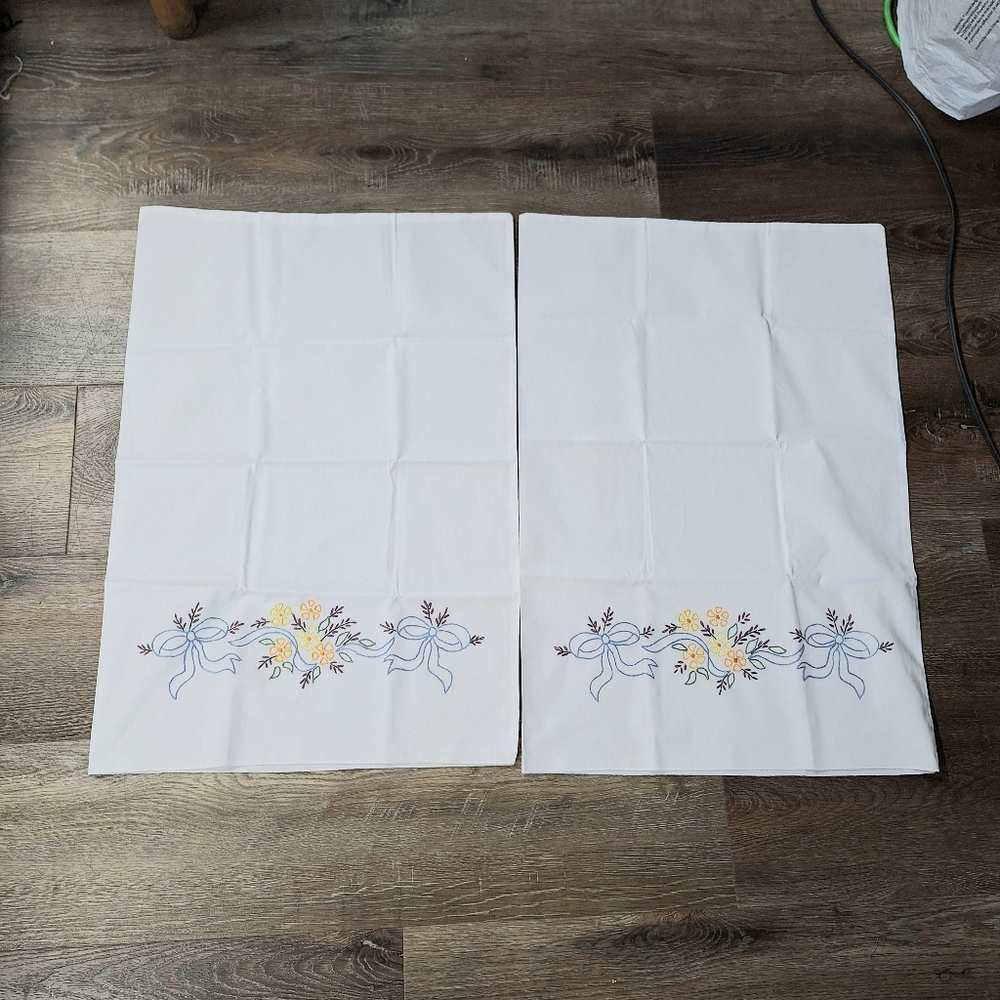 Vintage Hand Embroidered "Flowers & Ribbon Bows" Queen Pillow Case Set of 2🌼🎀